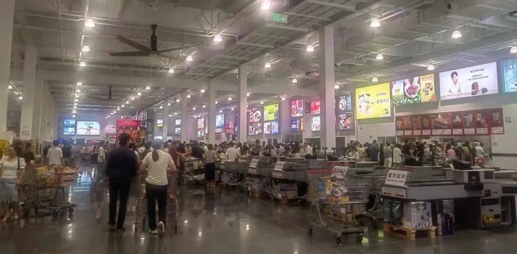 折扣店(diàn)不隻是搶傳統零售商(shāng)的生意，還會搶品牌商(shāng)的生意